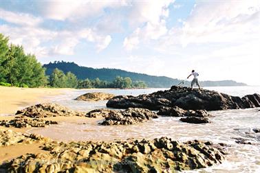 15 Thailand 2002 F1130037 Khao Lak Strand mit Fischer_478